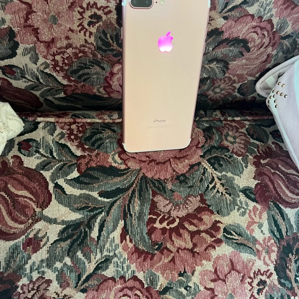 iPhone 7Plus 128GB Unlocked Rose Gold Great Condition +15 Colorful Logo Glowingt